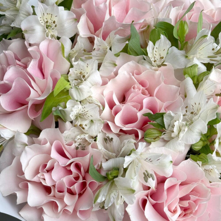 Букет_7 французских роз и альстромерии