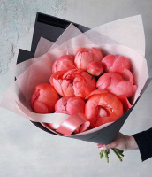 9 алых пионов