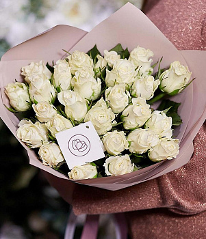 51 белых кенийских роз