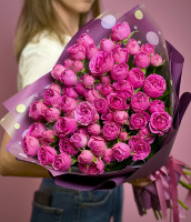 Букет_27 малиновых кустовых пионовидных роз