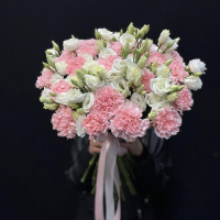 Букет_25 розовых гвоздик с эустомой