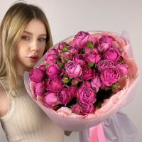 Яркий букет из кустовой пионовидной розы